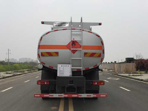 專威牌HTW5250GYYDC型東風(fēng)天錦小三軸運(yùn)油車