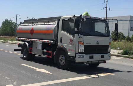 專威牌HTW5147GJYZ型重汽豪沃加油車